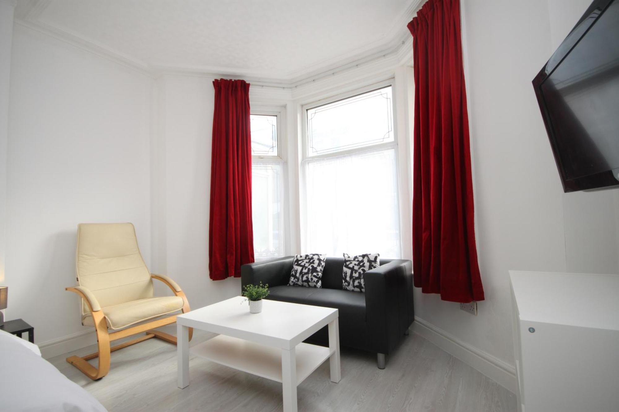 Barton Beachside Apartments - Free Parking, Modern Chic, Central Beach Location, Some Sea Views - Families Couples Or Over 23 Years Blackpool Room photo