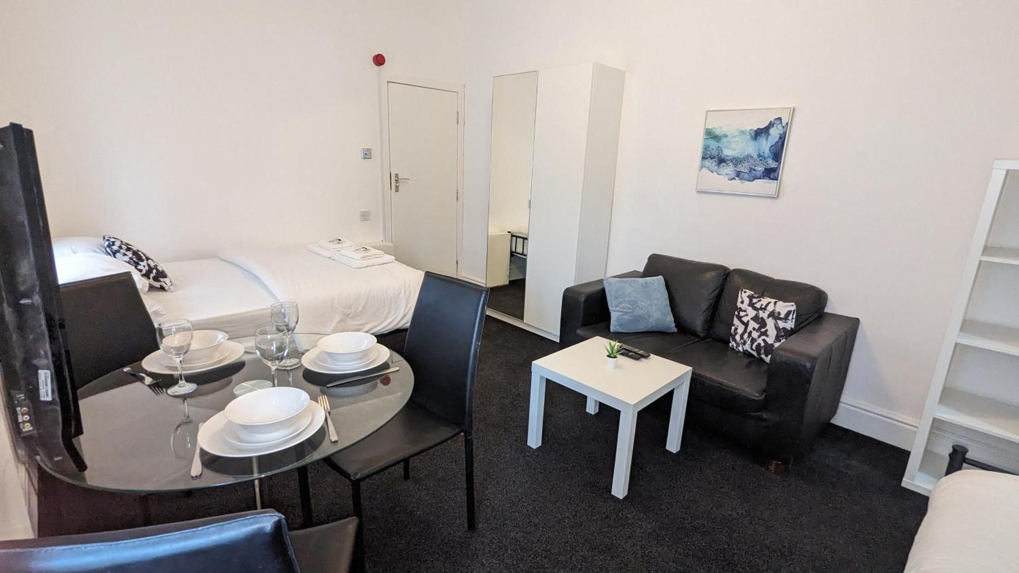 Barton Beachside Apartments - Free Parking, Modern Chic, Central Beach Location, Some Sea Views - Families Couples Or Over 23 Years Blackpool Exterior photo